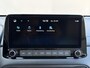 Hyundai Kona 1.6 GDI HEV Premium / Fabrieksgarantie t/m 09-2027 / Stoelverwarming / Lederen bekleding / Achteruitrijcamera / Apple CarPlay/Android Auto / Navigatiesysteem / Elektrische Stoelen / Keyless Entry/Start / Draadloze Telefoonlader /