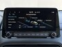 Hyundai Kona 1.6 GDI HEV Premium / Fabrieksgarantie t/m 09-2027 / Stoelverwarming / Lederen bekleding / Achteruitrijcamera / Apple CarPlay/Android Auto / Navigatiesysteem / Elektrische Stoelen / Keyless Entry/Start / Draadloze Telefoonlader /