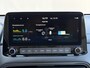 Hyundai Kona 1.6 GDI HEV Premium / Fabrieksgarantie t/m 09-2027 / Stoelverwarming / Lederen bekleding / Achteruitrijcamera / Apple CarPlay/Android Auto / Navigatiesysteem / Elektrische Stoelen / Keyless Entry/Start / Draadloze Telefoonlader /