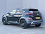 Hyundai Kona 1.6 GDI HEV Premium / Fabrieksgarantie t/m 09-2027 / Stoelverwarming / Lederen bekleding / Achteruitrijcamera / Apple CarPlay/Android Auto / Navigatiesysteem / Elektrische Stoelen / Keyless Entry/Start / Draadloze Telefoonlader /