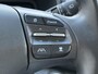 Hyundai Kona 1.6 GDI HEV Premium / Fabrieksgarantie t/m 09-2027 / Stoelverwarming / Lederen bekleding / Achteruitrijcamera / Apple CarPlay/Android Auto / Navigatiesysteem / Elektrische Stoelen / Keyless Entry/Start / Draadloze Telefoonlader /