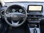 Hyundai Kona 1.6 GDI HEV Premium / Fabrieksgarantie t/m 09-2027 / Stoelverwarming / Lederen bekleding / Achteruitrijcamera / Apple CarPlay/Android Auto / Navigatiesysteem / Elektrische Stoelen / Keyless Entry/Start / Draadloze Telefoonlader /