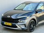 Hyundai Kona 1.6 GDI HEV Premium / Fabrieksgarantie t/m 09-2027 / Stoelverwarming / Lederen bekleding / Achteruitrijcamera / Apple CarPlay/Android Auto / Navigatiesysteem / Elektrische Stoelen / Keyless Entry/Start / Draadloze Telefoonlader /