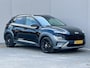 Hyundai Kona 1.6 GDI HEV Premium / Fabrieksgarantie t/m 09-2027 / Stoelverwarming / Lederen bekleding / Achteruitrijcamera / Apple CarPlay/Android Auto / Navigatiesysteem / Elektrische Stoelen / Keyless Entry/Start / Draadloze Telefoonlader /