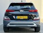Hyundai Kona 1.6 GDI HEV Premium / Fabrieksgarantie t/m 09-2027 / Stoelverwarming / Lederen bekleding / Achteruitrijcamera / Apple CarPlay/Android Auto / Navigatiesysteem / Elektrische Stoelen / Keyless Entry/Start / Draadloze Telefoonlader /