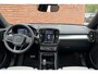 Volvo EX40 Single Motor Extended Range Ultra Europa 82 kWh | 45th Anniversary Edition | Panoramisch schuif-/ kanteldak | Harman Kardon | Elektrisch verstelbare voorstoelen met geheugen functie | 5 jaar garantie - (2 jaar extra fabrieksgarantie) | 20 inch lichtmetalen velgen | Extra getint glas achter | Verwarmde voorstoelen en stuurwiel | Pilot assist | Adaptieve cruise control