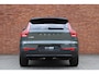 Volvo EX40 Single Motor Extended Range Ultra Europa 82 kWh | 45th Anniversary Edition | Panoramisch schuif-/ kanteldak | Harman Kardon | Elektrisch verstelbare voorstoelen met geheugen functie | 5 jaar garantie - (2 jaar extra fabrieksgarantie) | 20 inch lichtmetalen velgen | Extra getint glas achter | Verwarmde voorstoelen en stuurwiel | Pilot assist | Adaptieve cruise control