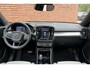 Volvo EX40 Single Motor Extended Range Ultra Europa 82 kWh | 45th Anniversary Edition | Panoramisch schuif-/ kanteldak | Harman Kardon | Elektrisch verstelbare voorstoelen met geheugen functie | 5 jaar garantie - (2 jaar extra fabrieksgarantie) | 20 inch lichtmetalen velgen | Extra getint glas achter | Verwarmde voorstoelen en stuurwiel | Pilot assist | Adaptieve cruise control