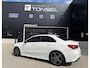 Mercedes-Benz A-klasse 200 AMG Night / Panorama / Trekhaak / Wide-Screen / Alcantara / 18" Inch LMV