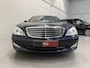 Mercedes-Benz S-klasse 350 Prestige Plus VENTILATIE+MEMORY/LUCHTVERING/SOFT-CLOSE/20"LMV/HARMAN-KARDON/CAMERA/BI-XENON/LED-ACHTERLICHTEN/DONKERE-HEMEL/ZEER NETTE AUTO,PERFECT RIJDEND EN ZEER GOED ONDERHOUDE,RECENT NOG OH BEURT GEHAD