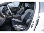 Volvo V60 2.0 T6 Recharge AWD R-Design | Trekhaak | Adaptieve Cruise Control | Koplampen adaptief | Stoel en Stuurverwarming | 19" | Harman & Kardon | Getint glas |