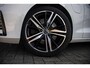 Volvo V60 2.0 T6 Recharge AWD R-Design | Trekhaak | Adaptieve Cruise Control | Koplampen adaptief | Stoel en Stuurverwarming | 19" | Harman & Kardon | Getint glas |