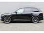Volvo XC90 2.0 T8 Plug-in hybrid AWD Ultra Black Ed. Exec. | Gelaagde Ruiten Rondom | Panoramisch Schuif-/Kanteldak | Luchtvering | Verwarmbare voorstoelen met massagefunctie en ventilatie | Bowers & Wilkins High End Audio | Head-up display | 360 Camera |
