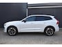 Volvo XC60 T6 Plug-in hybrid AWD Ultra Dark | Luchtvering | Trekhaak | Verwarmbare voorstoelen, achterbank en stuurwiel | Premium audio by Harman Kardon | Apple carplay/Android auto | Panoramisch Schuif-/kanteldak | 360 graden Camera | BLIS | Adaptieve Cruise Control |