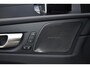 Volvo XC60 T6 Plug-in hybrid AWD Ultra Dark | Luchtvering | Trekhaak | Verwarmbare voorstoelen, achterbank en stuurwiel | Premium audio by Harman Kardon | Apple carplay/Android auto | Panoramisch Schuif-/kanteldak | 360 graden Camera | BLIS | Adaptieve Cruise Control |