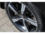 Volvo V40 1.5 T3 Polar+ Sport | Dealeronderhouden | Panoramadak | Achteruitrijcamera | Voorstoelen verwarmd | Cruise Control | Premium Audio by Harman Kardon | Extra getint glas | R-Design leder bekleding |