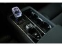 Volvo XC90 T8 Plug-in hybrid AWD Ultra Dark Executive Edition | Bowers & Wilkins | Luchtvering | Geventileerde Nappa Leder Voorstoelen met Massage | Gelamineerde Zijruiten | 22" Lichtmetalen Wielen | Head-Up Display |