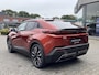 Toyota C-HR / C-HR+ FIRST EDITION 77KWH NIEUW EN DIRECT LEVERBAAR!!! 20''LM-VELGEN WARMTEPOMP KEYLESS EL-ACHTERKLEP BLIND SPOT NAVI CAMERA PARK-SENSOREN LED PRIVACY GLASS STOEL/STUURVERW