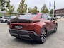 Toyota C-HR / C-HR+ FIRST EDITION 77KWH NIEUW EN DIRECT LEVERBAAR!!! 20''LM-VELGEN WARMTEPOMP KEYLESS EL-ACHTERKLEP BLIND SPOT NAVI CAMERA PARK-SENSOREN LED PRIVACY GLASS STOEL/STUURVERW