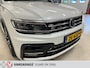 Volkswagen Tiguan 1.5 TSI ACT Highline Business R-Line-1e Eigenaar Zeer netjes met bijna alle opties.Trekhaak-Pano schuifdak-3d