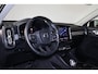 Volvo XC40 B3 Plus Dark - IntelliSafe Assist & Surround - 360º Camera - Harman/Kardon audio - Verwarmde voorstoelen & stuur - Parkeersensoren voor & achter - Elektr. bedienb. voorstoelen met geheugen links - Draadloze tel. lader - Standkachel - Extra getint glas - 18' LMV