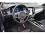 Volvo V90 2.0 T8 Plug-in Hybrid AWD Ultra Dark | PHEV Long Range | Trekhaak | Panoramadak | Head-up Display | Harman Kardon Audio | 360 Graden Camera | Keyless Entry | Elektrische Achterklep | Elektrisch Verstelbare Voorstoelen | Stoelverwarming voor en achter | Cruise Control Adaptief | BLIS | Google Navigatie | Apple Carplay | Android Auto