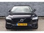 Volvo V90 2.0 T8 Plug-in Hybrid AWD Ultra Dark | PHEV Long Range | Trekhaak | Panoramadak | Head-up Display | Harman Kardon Audio | 360 Graden Camera | Keyless Entry | Elektrische Achterklep | Elektrisch Verstelbare Voorstoelen | Stoelverwarming voor en achter | Cruise Control Adaptief | BLIS | Google Navigatie | Apple Carplay | Android Auto