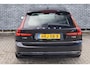 Volvo V90 2.0 T8 Plug-in Hybrid AWD Ultra Dark | PHEV Long Range | Trekhaak | Panoramadak | Head-up Display | Harman Kardon Audio | 360 Graden Camera | Keyless Entry | Elektrische Achterklep | Elektrisch Verstelbare Voorstoelen | Stoelverwarming voor en achter | Cruise Control Adaptief | BLIS | Google Navigatie | Apple Carplay | Android Auto