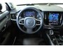 Volvo V90 T8 Plug-in hybrid AWD Ultra Dark | 100% SOH | Luchtvering | Panoramadak | Semi-Elektrische inklapbare Trekhaak | Verwarmbare voorstoelen met massagefunctie | Premium audio by Bowers & Wilkins | Head-up display | 360° Parkeercamera | Parkeersensoren voor + achter |