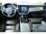 Volvo V90 T8 Plug-in hybrid AWD Ultra Dark | 100% SOH | Luchtvering | Panoramadak | Semi-Elektrische inklapbare Trekhaak | Verwarmbare voorstoelen met massagefunctie | Premium audio by Bowers & Wilkins | Head-up display | 360° Parkeercamera | Parkeersensoren voor + achter |