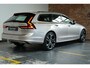 Volvo V90 T8 Plug-in hybrid AWD Ultra Dark | 100% SOH | Luchtvering | Panoramadak | Semi-Elektrische inklapbare Trekhaak | Verwarmbare voorstoelen met massagefunctie | Premium audio by Bowers & Wilkins | Head-up display | 360° Parkeercamera | Parkeersensoren voor + achter |
