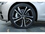 Volvo V90 T8 Plug-in hybrid AWD Ultra Dark | 100% SOH | Luchtvering | Panoramadak | Semi-Elektrische inklapbare Trekhaak | Verwarmbare voorstoelen met massagefunctie | Premium audio by Bowers & Wilkins | Head-up display | 360° Parkeercamera | Parkeersensoren voor + achter |