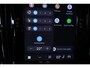Volvo V90 T8 Plug-in hybrid AWD Ultra Dark | 100% SOH | Luchtvering | Panoramadak | Semi-Elektrische inklapbare Trekhaak | Verwarmbare voorstoelen met massagefunctie | Premium audio by Bowers & Wilkins | Head-up display | 360° Parkeercamera | Parkeersensoren voor + achter |