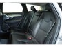 Volvo V90 T8 Plug-in hybrid AWD Ultra Dark | 100% SOH | Luchtvering | Panoramadak | Semi-Elektrische inklapbare Trekhaak | Verwarmbare voorstoelen met massagefunctie | Premium audio by Bowers & Wilkins | Head-up display | 360° Parkeercamera | Parkeersensoren voor + achter |