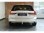 Volvo V90 T8 Plug-in hybrid AWD Ultra Dark | 100% SOH | Luchtvering | Panoramadak | Semi-Elektrische inklapbare Trekhaak | Verwarmbare voorstoelen met massagefunctie | Premium audio by Bowers & Wilkins | Head-up display | 360° Parkeercamera | Parkeersensoren voor + achter |