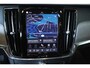 Volvo V90 T8 Plug-in hybrid AWD Ultra Dark | 100% SOH | Luchtvering | Panoramadak | Semi-Elektrische inklapbare Trekhaak | Verwarmbare voorstoelen met massagefunctie | Premium audio by Bowers & Wilkins | Head-up display | 360° Parkeercamera | Parkeersensoren voor + achter |