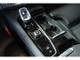 Volvo V90 T8 Plug-in hybrid AWD Ultra Dark | 100% SOH | Luchtvering | Panoramadak | Semi-Elektrische inklapbare Trekhaak | Verwarmbare voorstoelen met massagefunctie | Premium audio by Bowers & Wilkins | Head-up display | 360° Parkeercamera | Parkeersensoren voor + achter |