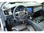 Volvo V90 T8 Plug-in hybrid AWD Ultra Dark | 100% SOH | Luchtvering | Panoramadak | Semi-Elektrische inklapbare Trekhaak | Verwarmbare voorstoelen met massagefunctie | Premium audio by Bowers & Wilkins | Head-up display | 360° Parkeercamera | Parkeersensoren voor + achter |