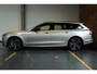 Volvo V90 T8 Plug-in hybrid AWD Ultra Dark | 100% SOH | Luchtvering | Panoramadak | Semi-Elektrische inklapbare Trekhaak | Verwarmbare voorstoelen met massagefunctie | Premium audio by Bowers & Wilkins | Head-up display | 360° Parkeercamera | Parkeersensoren voor + achter |