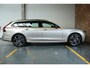 Volvo V90 T8 Plug-in hybrid AWD Ultra Dark | 100% SOH | Luchtvering | Panoramadak | Semi-Elektrische inklapbare Trekhaak | Verwarmbare voorstoelen met massagefunctie | Premium audio by Bowers & Wilkins | Head-up display | 360° Parkeercamera | Parkeersensoren voor + achter |
