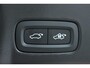 Volvo V90 T8 Plug-in hybrid AWD Ultra Dark | 100% SOH | Luchtvering | Panoramadak | Semi-Elektrische inklapbare Trekhaak | Verwarmbare voorstoelen met massagefunctie | Premium audio by Bowers & Wilkins | Head-up display | 360° Parkeercamera | Parkeersensoren voor + achter |