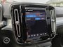 Volvo XC40 B4 211PK Plus Dark | 360 | H&K | Trekhaak | Schuif/kantel dak | Nubuck | 20" | Memory | Stoel/stuurverwarmd |