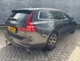 Volvo V60 2.0 T6 Twin Engine AWD Inscription | Plug-in Hybrid (PHEV) | Trekhaak | Head-up Display | 360 Graden Camera | Parkeersensoren | Lederen Bekleding | Stoelverwarming | Keyless Entry | Elektrische Achterklep | Cruise Control Adaptief | BLIS | Navigatie | Apple Carplay | Android Auto