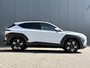 Hyundai Kona 1.6 GDI HEV Premium Sky / Demo Deal / Trekhaak Afneembaar 13-Polig / Stoelverkoeling / Stoelverwarming Voor + Achter / 360 camera / Navigatie / BOSE Audio /