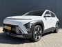 Hyundai Kona 1.6 GDI HEV Premium Sky / Demo Deal / Trekhaak Afneembaar 13-Polig / Stoelverkoeling / Stoelverwarming Voor + Achter / 360 camera / Navigatie / BOSE Audio /
