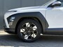 Hyundai Kona 1.6 GDI HEV Premium Sky / Demo Deal / Trekhaak Afneembaar 13-Polig / Stoelverkoeling / Stoelverwarming Voor + Achter / 360 camera / Navigatie / BOSE Audio /