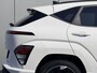 Hyundai Kona Electric N Line Business 64.8 kWh / Warmtepomp / BOSE Audio / V2L Interieur / Achteruitrijcamera / Parkeersensoren Voor + Achter / Stoel- & Stuurverwarming / Dodehoekdetectie /