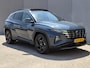 Hyundai Tucson 1.6 T-GDI PHEV Premium Sky 4WD / Glazen schuif- en kanteldak / Rondomzicht camera / Trekgewicht 1.350 kg / Elektrische achterklep / Stuur- Stoel & Achterbank verwarming / Adaptief cruise control / Stoelventilatie / Apple Carplay Android Auto /