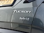 Hyundai Tucson 1.6 T-GDI HEV Comfort / 1e Eigenaar / NL Auto / Trekhaak 1650 KG / All Seasonbanden / Adaptive Cruise Control / Climate Control / Stoelverwarming / Achteruitrijcamera / Fabrieksgarantie t/m 01-2028 /