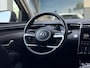 Hyundai Tucson 1.6 T-GDI HEV Comfort / 1e Eigenaar / NL Auto / Trekhaak 1650 KG / All Seasonbanden / Adaptive Cruise Control / Climate Control / Stoelverwarming / Achteruitrijcamera / Fabrieksgarantie t/m 01-2028 /